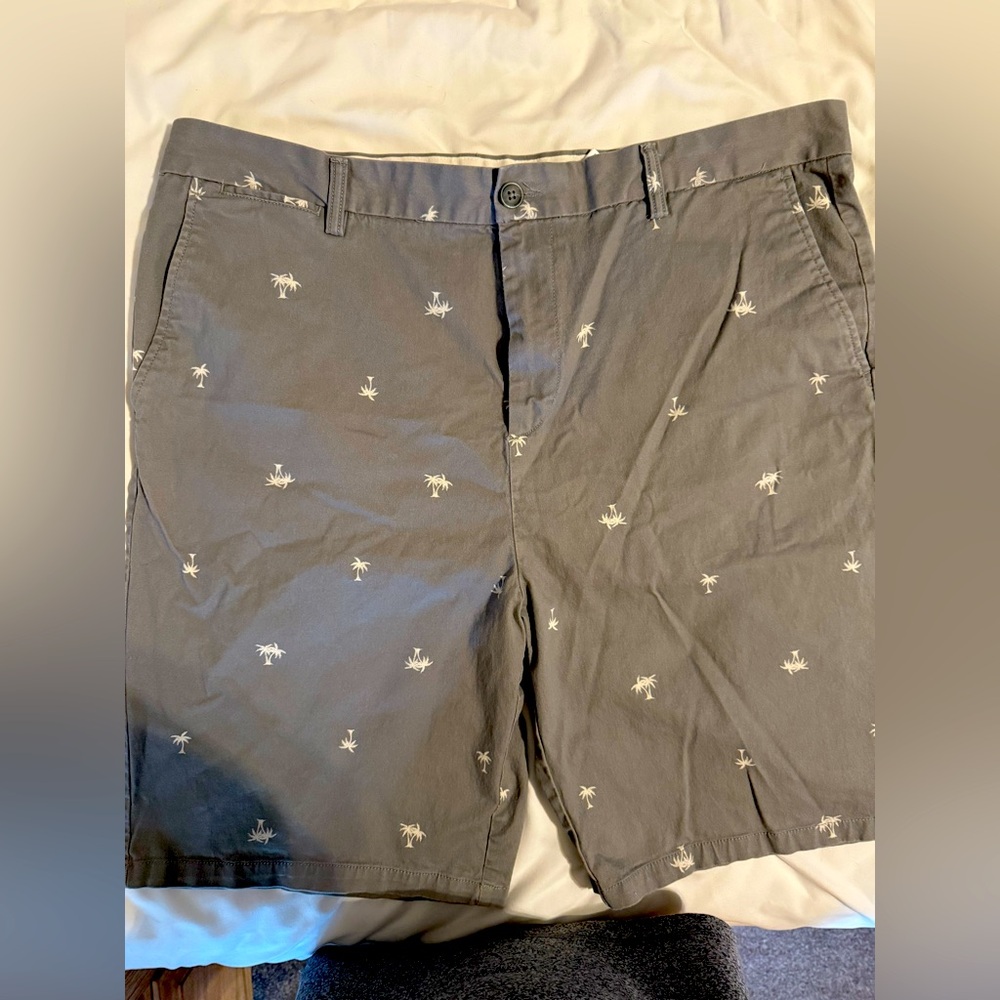 Old Navy Men’s Gray Ultimate Slim Shorts with white palm trees. Size 40.
